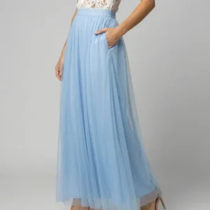 langes Kleid mit elegant fließender Chiffonspitze in Hellblau und Weiß – Élara
