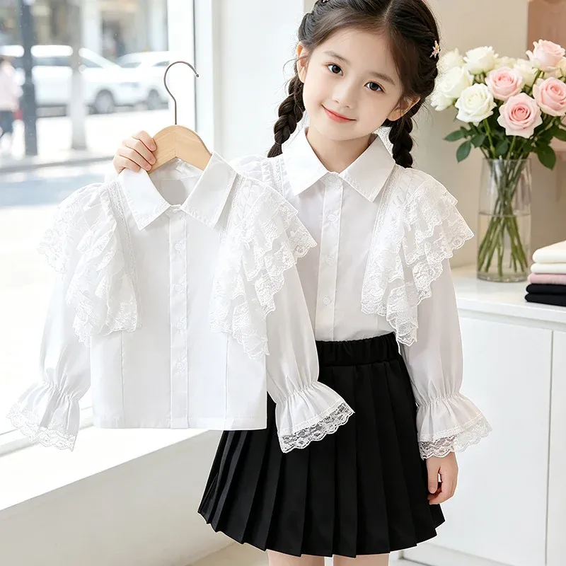 Mädchen Bluse mit luftigem Spitzenbesatz und Rüschendetails