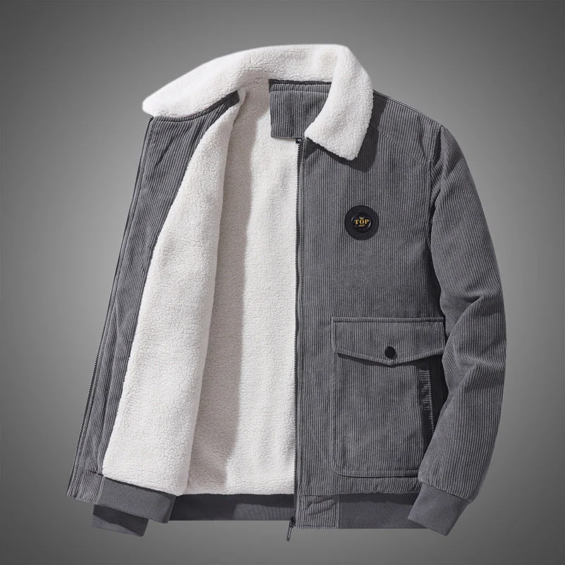 Herren Cordjacke mit Sherpa-Futter, Reverskragen und aufgesetzten Pattentaschen im Bomberstil – Taviero