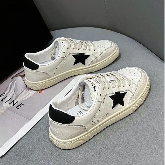 Damen Sneaker mit glitzerndem Sternenmotiv und flexiblem Sohlenprofil – Névara