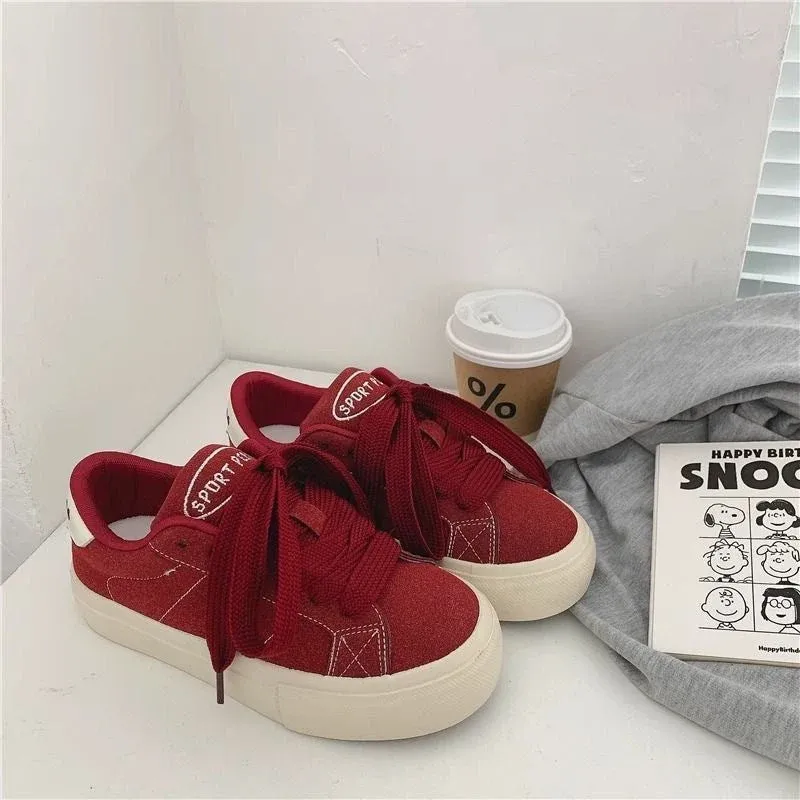 Damen Sportliche Sneakers aus hochwertigem Wildleder mit bequemen Schnürdetails – Névara