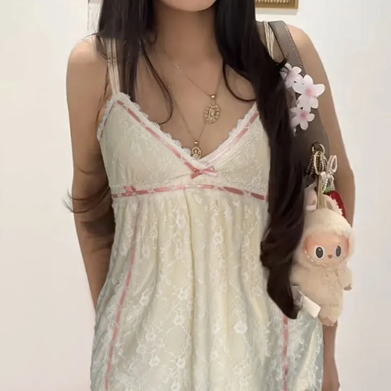 Damen Spitzen-Nachtkleid mit zarten Details und verstellbaren Trägern – Élara