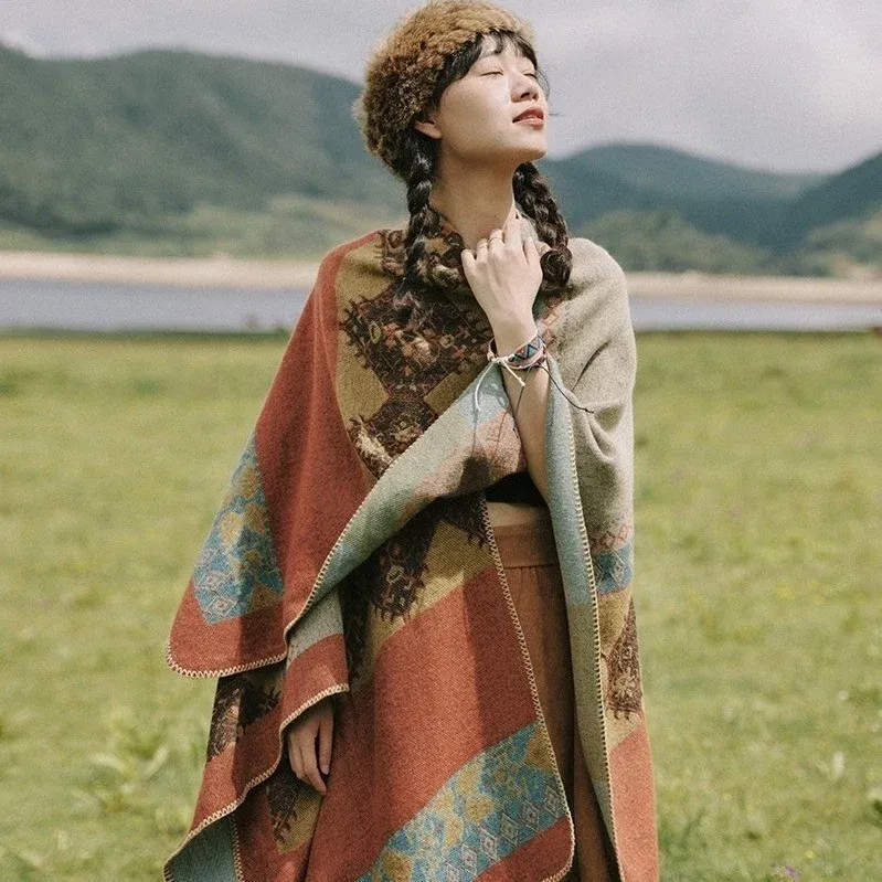 Damen Jacquard-Poncho im Deckenstil mit offener Front und Zierstich – Avérine