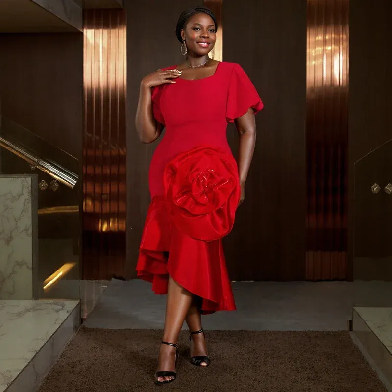Damen Anlasskleid mit voluminösem Blütenarrangement und schwingendem Saum – Élara