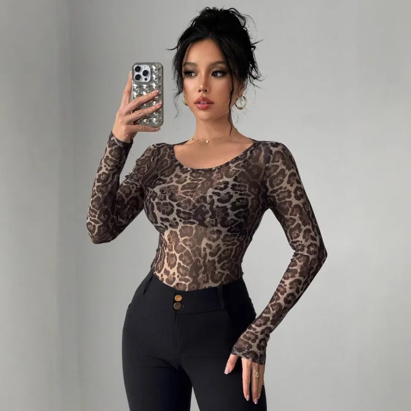 Damen eng anliegendes semitransparentes Meshshirt mit Leopardenmuster und Rundhalsausschnitt – Avérine