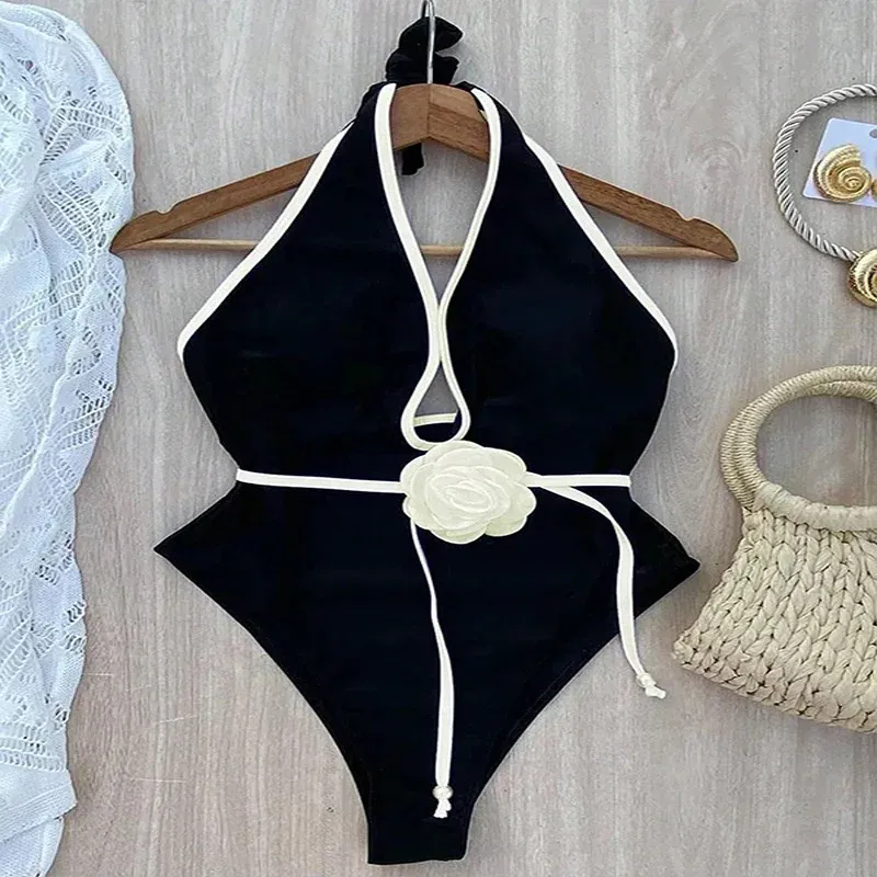 Damen Eleganter einteiliger Badeanzug mit floralem Akzent – Maréssa