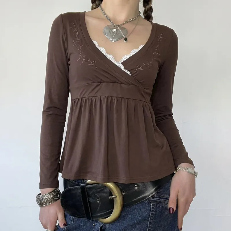 Damen Stillfreundliches Wickelshirt mit Spitzen‑Einsatz, Stickerei und Empire‑Taillierung – Avérine