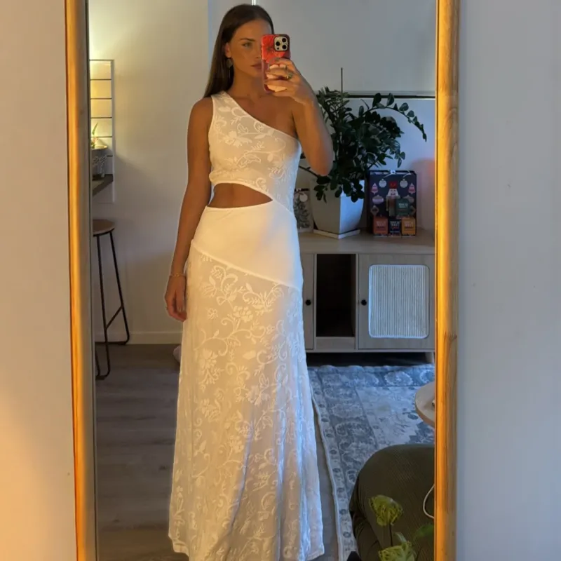 Damen Elegantes Maxikleid mit asymmetrischem Schnitt und floralem Spitzenbesatz – Valéora