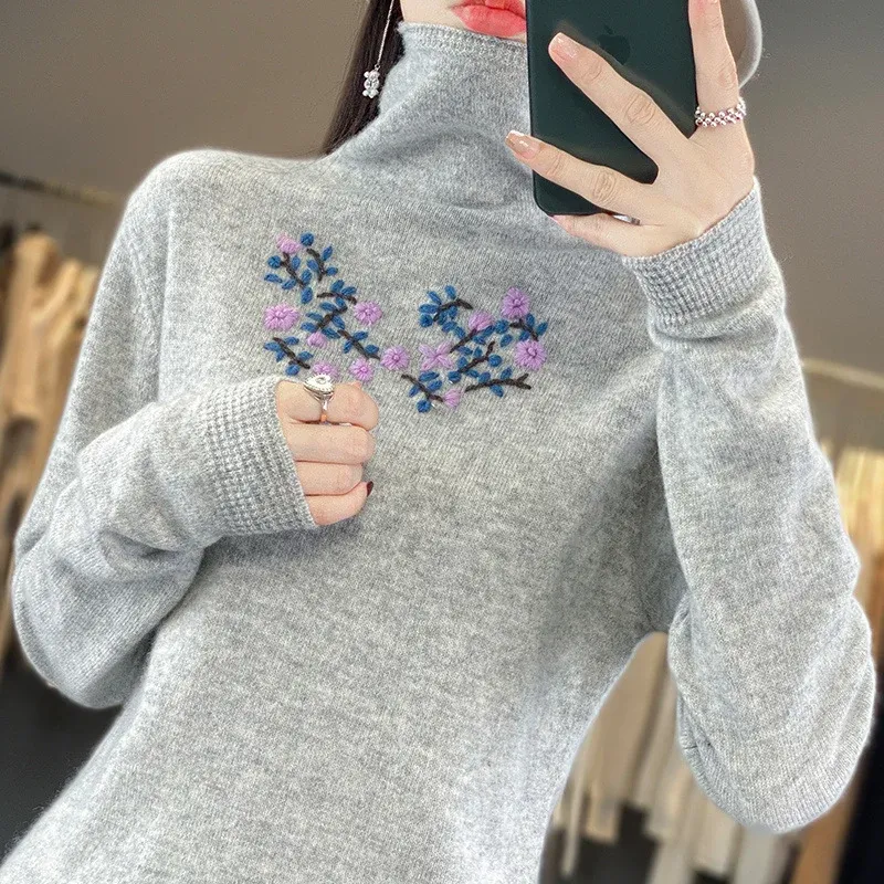 Damen Kaschmir‑Optik Rollkragenpullover mit zarter Blumenstickerei am Brustbereich Echoarchiv
