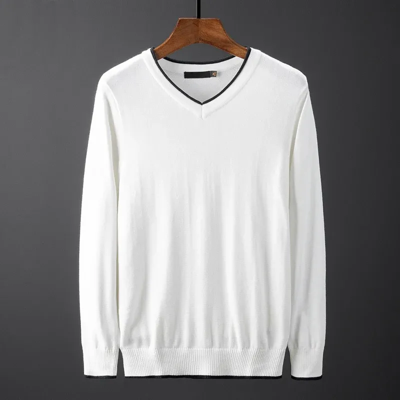 Herren V-Ausschnitt Pullover mit kontrastierendem Kragen – Norvane