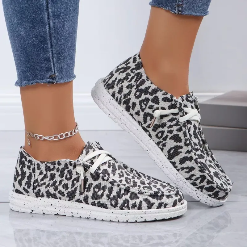 Damen Slip-On Sneaker im Leoprint mit Canvas-Obermaterial und elastischem Schnürband – Névara